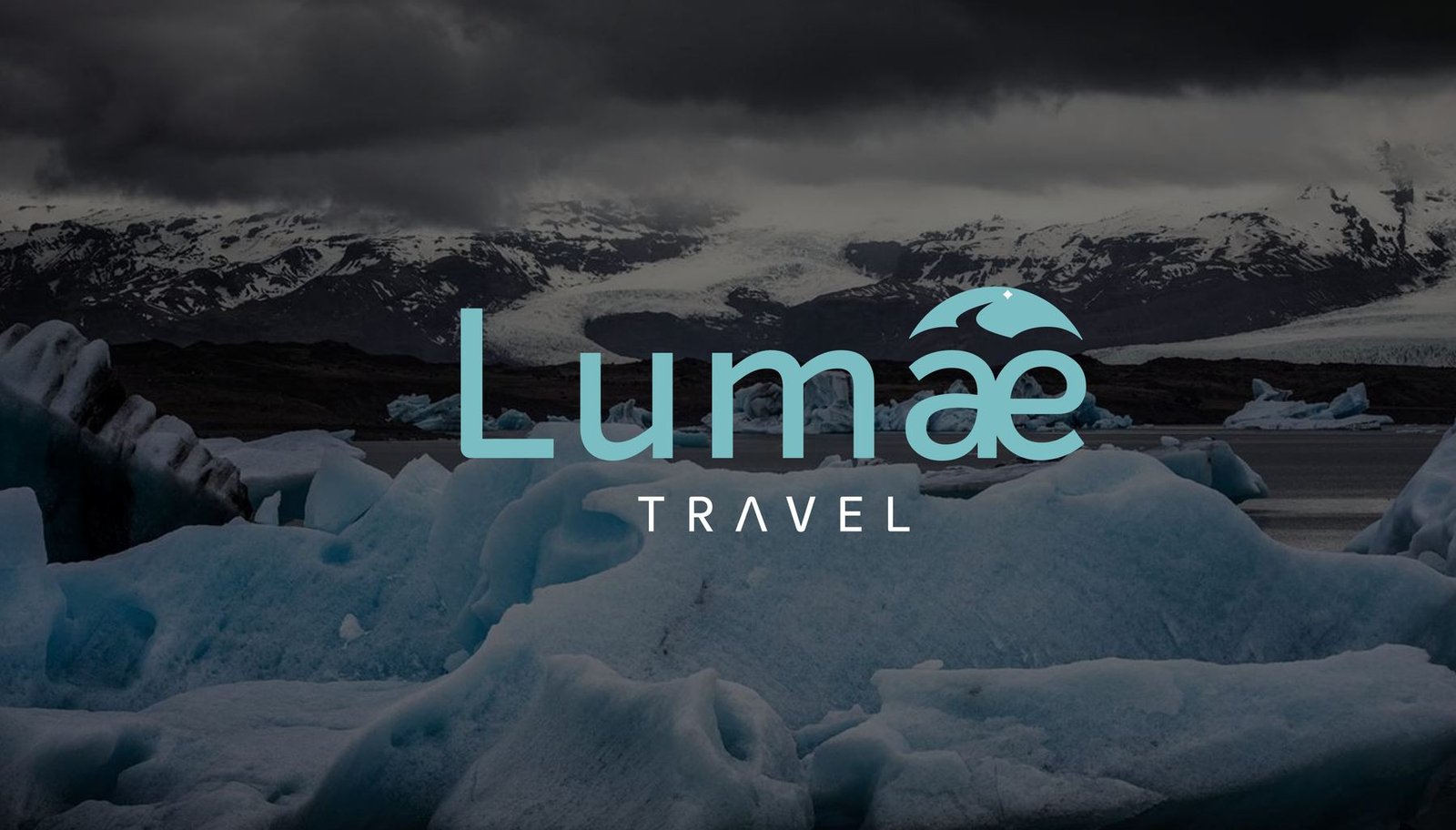 Laguna glaciar con témpanos de hielo bajo un cielo de tormenta, con el logotipo de Lumae Travel